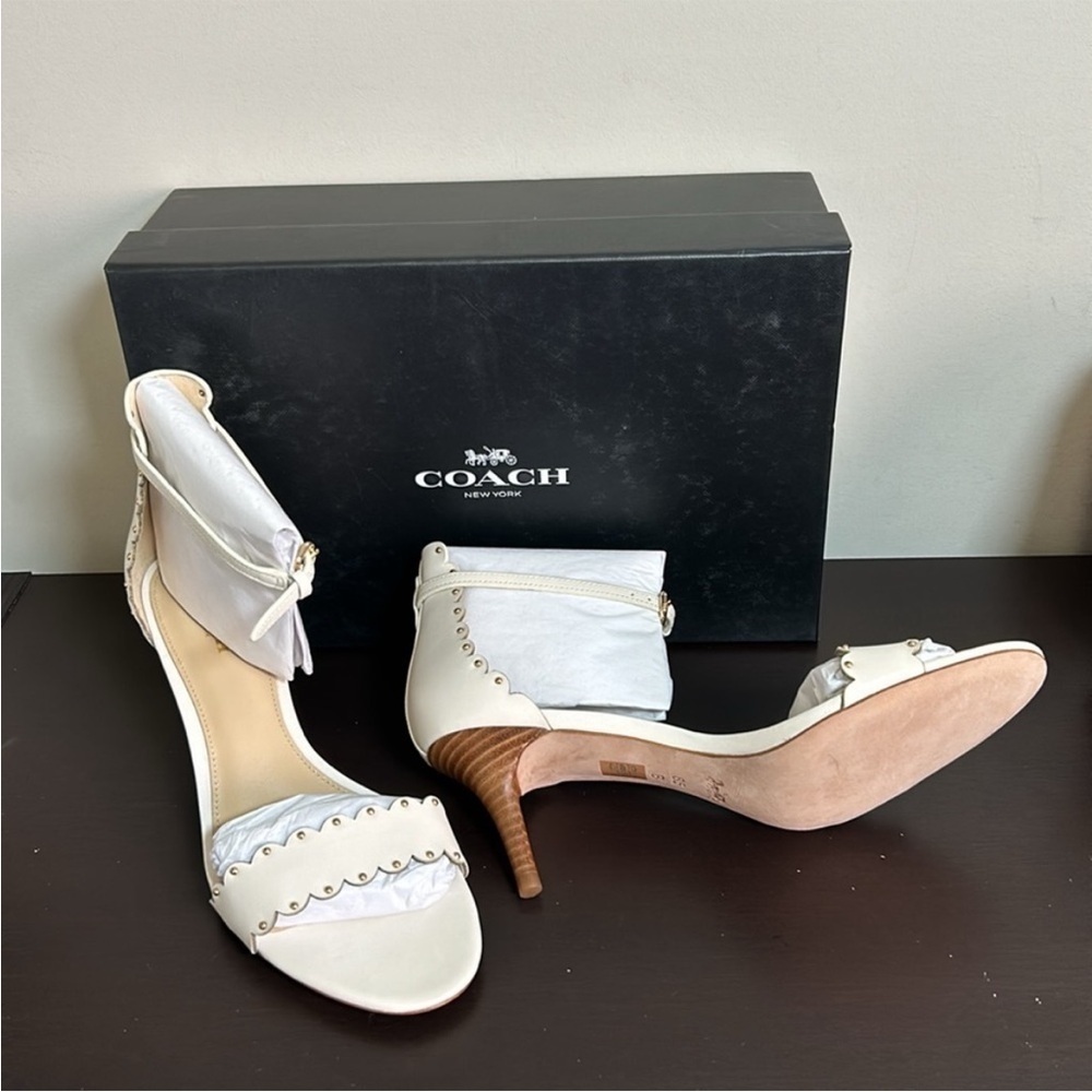 COACH Monica Soft Shine Calf Chalk Kitten Heel Scallop Leather Sz 7.5 NEW